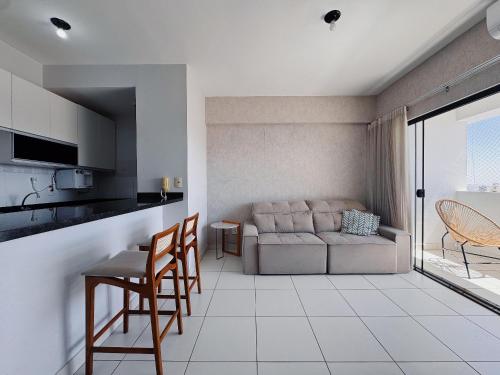 un salon avec un canapé, une table et des chaises dans l'établissement Santorini 2507-Bueno, à Goiânia