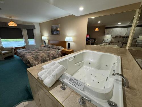 เตียงในห้องที่ Western Budget Motel #1 & 2 Whitecourt