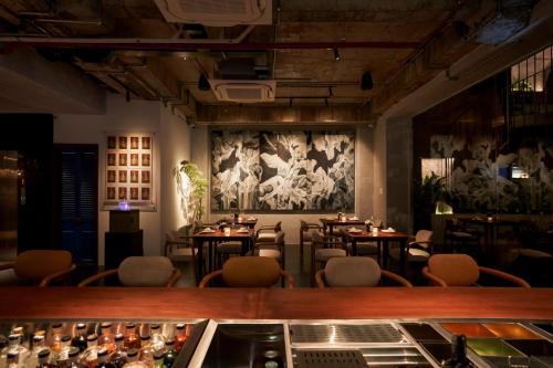ホーチミン・シティにあるAnima Saigon Boutique - Vietnamese Contemporary Art Hotelの大きな壁のレストラン