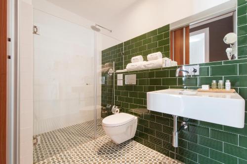 Bilik mandi di Lisbon Cheese & Wine Suites