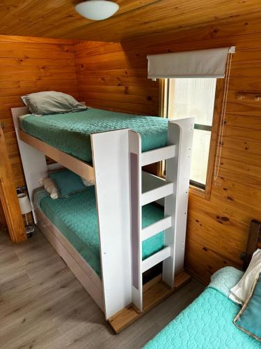 a bedroom with two bunk beds in a cabin at Condominio Privado a Pasos del Mar in Pichilemu