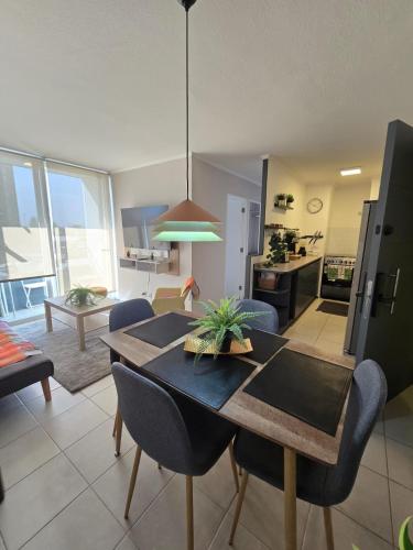a kitchen and dining room with a table and chairs at Apartamento 3 habitaciónes 1 baño- estacionamiento privado-aire acondicionado in Rancagua
