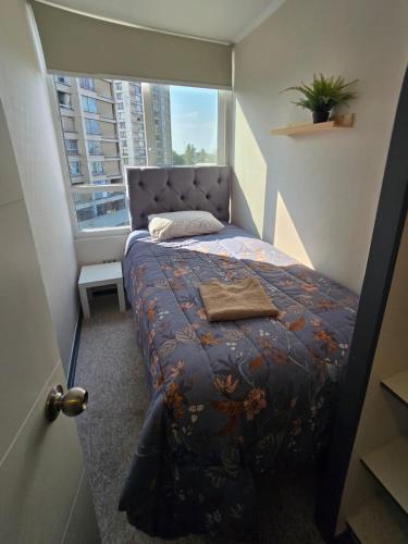 a small bedroom with a bed and a window at Apartamento 3 habitaciónes 1 baño- estacionamiento privado-aire acondicionado in Rancagua