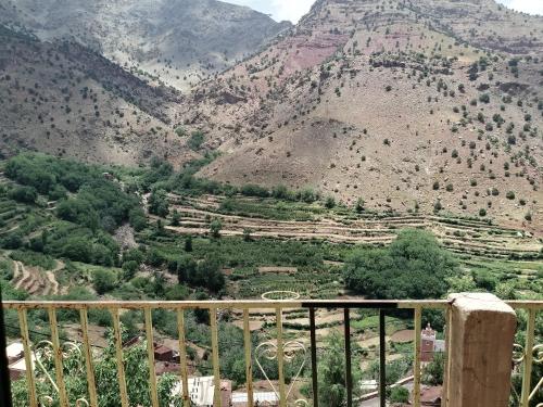 einen Balkon mit Bergblick in der Unterkunft Gite Atlas Imzoughe 