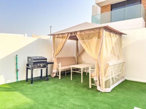 a tent on top of a building with green grass at Luxurious Villa on Saadiyat for Large Groups and Families in Abu Dhabi