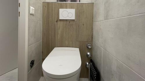 a bathroom with a white toilet in a room at Apartment Famli Relax BergSeeTraum in Treffen