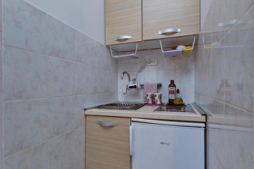 Kuchyň nebo kuchyňský kout v ubytování Apartment Jadranka cozy terrace retreat, Mali Lošinj