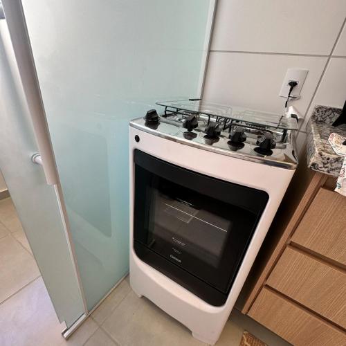 a kitchen with a stove top oven in a kitchen at Plano 22 Prime Loft in Extrema