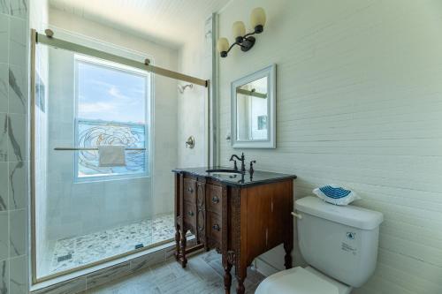 een badkamer met toilet, wastafel en douche bij Crow's Nest K0380 in Nags Head