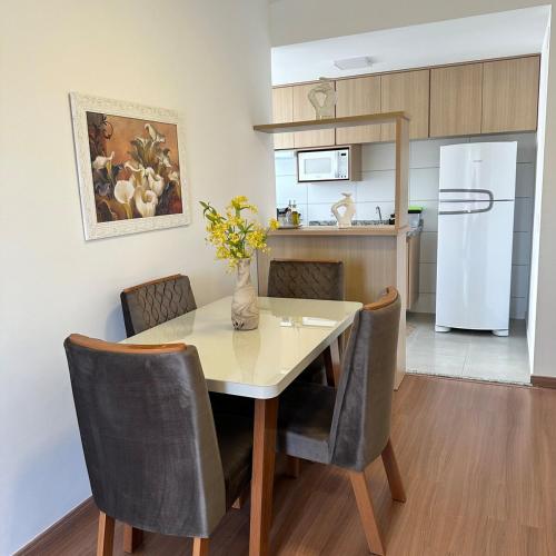 a kitchen and dining room with a table and chairs at Plano 22 Prime Loft in Extrema