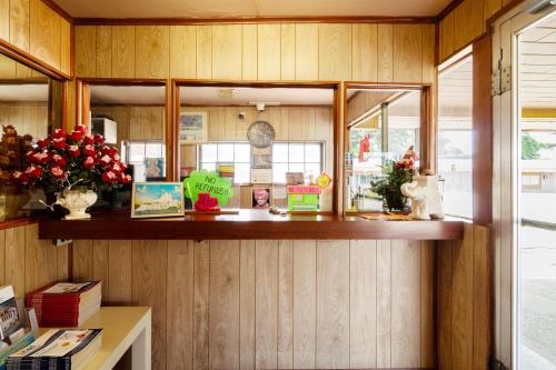 CluteにあるCapital O Parker Motel Clute Jackson Tx 332の木製の壁と花のカウンターが備わるお部屋