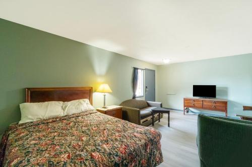 Capital O Parker Motel Clute Jackson Tx 332にあるベッド