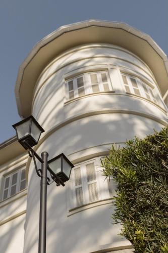 a street light in front of a white building at Hotel Casacurta in Garibaldi
