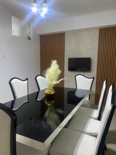 TV a/nebo společenská místnost v ubytování Apartamento, Mutamba, Luanda, Angola - T1