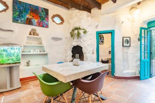 a dining room with a table and chairs at Casa Gaudí en Tepoztlán in Tepoztlán