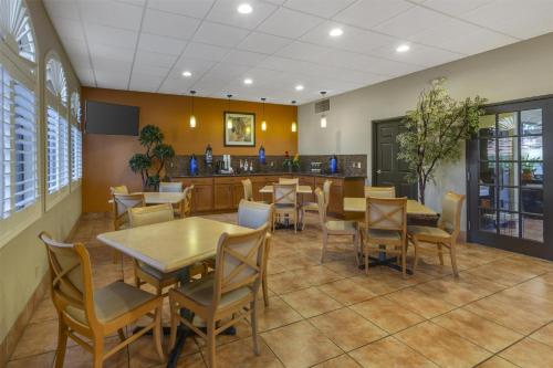 a restaurant with tables and chairs and a bar at Best Western Copper Hills Inn in Globe
