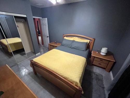 Кровать или кровати в номере Wallflower Place