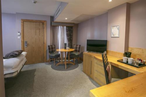 Televisyen dan/atau pusat hiburan di Best Western Premier Suites Hotel & Spa Liverpool-Knowsley