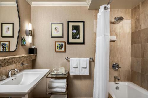The Louie, A Davenport Hotel, Autograph Collectionにあるバスルーム