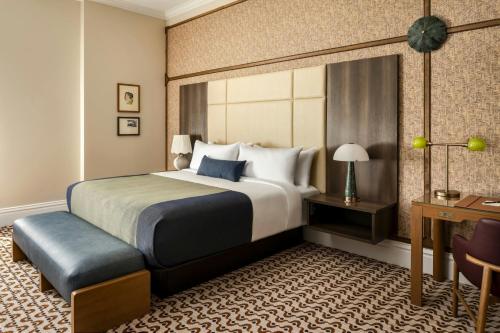 The Louie, A Davenport Hotel, Autograph Collectionにあるベッド