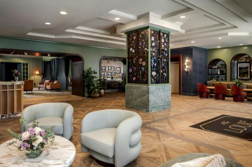 スポケーンにあるThe Louie, A Davenport Hotel, Autograph Collectionのホテルのロビー(椅子2脚、テーブル付)