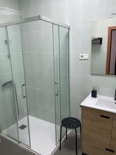 a glass shower with a stool in a bathroom at La Vieja Casa PUYDUFOU cerca de Toledo in Cobisa