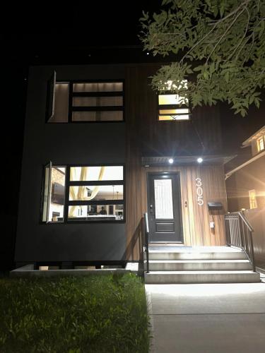 una puerta delantera de una casa por la noche en Modern 3BR Home by RUH & U of S, en Saskatoon