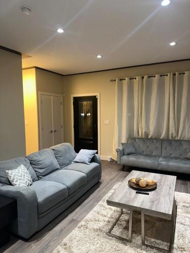 Zona de estar de Modern 3BR Home by RUH & U of S