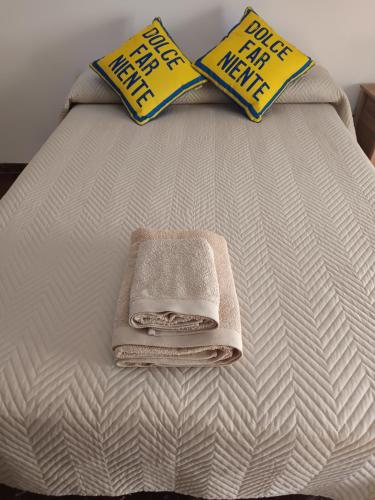 a bed with two towels and two pillows on it at Centro 3 - Pescadería in Jaén