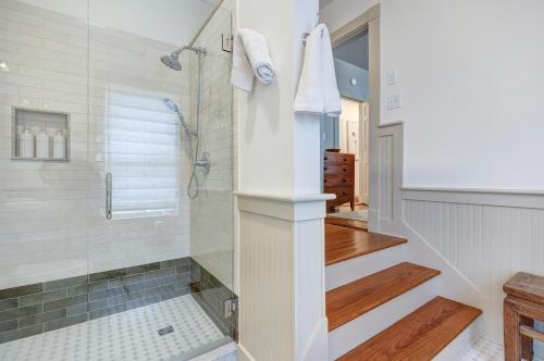 bagno con doccia e scala di The 200 South St - King Rm 22 a Charlottesville