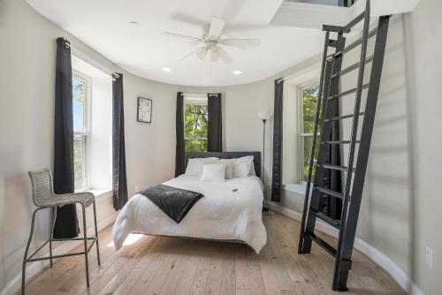 Postel nebo postele na pokoji v ubytování The Castle