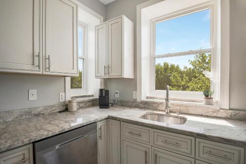 Kuchyň nebo kuchyňský kout v ubytování The Castle