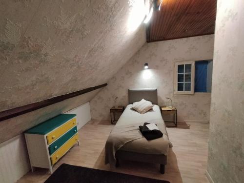 Le Châtelier في Saint-Benoît-la-Forêt: غرفة نوم بها سريران في العلية