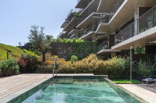 Savoy Monumentalis IX by an island apart