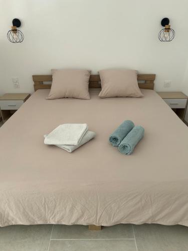 Un pat sau paturi într-o cameră la Suite jacuzzi