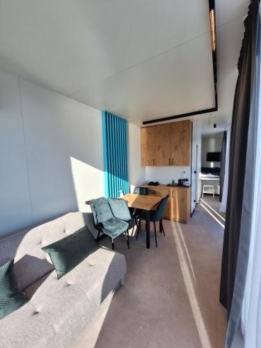 Widoki Apartments Helにあるキッチンまたは簡易キッチン