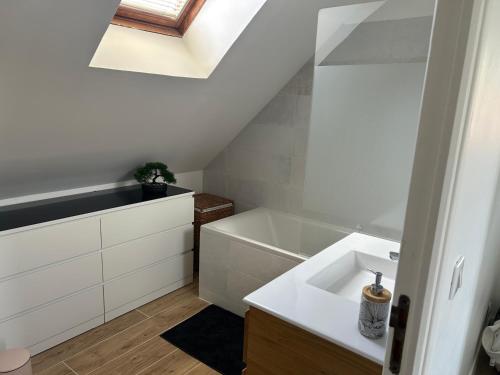 a bathroom with a sink and a bath tub at La résidence du domaine Apremont in Apremont