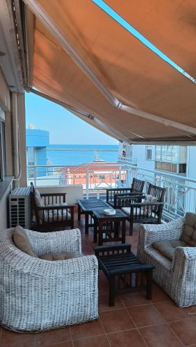 Ruang duduk di Popies apartment