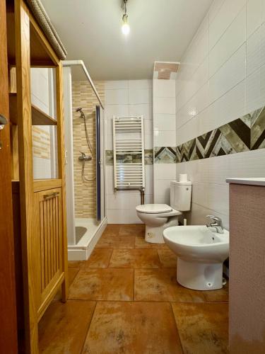 a bathroom with two toilets and a sink and a shower at Casa acogedora en el centro histórico de Cuéllar in Cuéllar