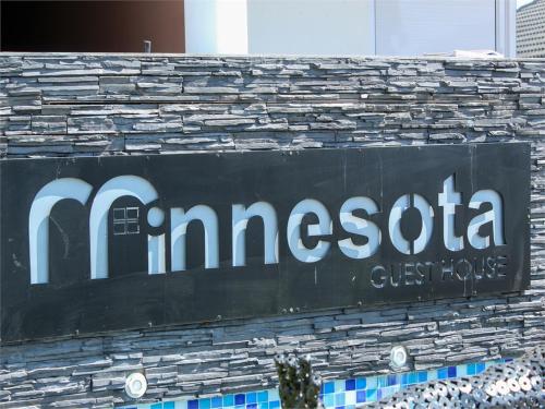 Sijil, anugerah, tanda atau dokumen lain yang dipamerkan di Minnesota Guest House