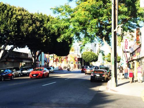 eine belebte Stadtstraße mit Autos, die die Straße entlang fahren in der Unterkunft Hollywood Stay in Los Angeles