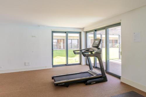 Studio w/ Balcony, Pool & Gym in Antas by HostWise