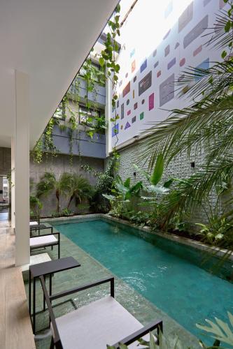 a swimming pool in the middle of a building at Casa Guogu by AmazINN Places 1f in Panama City