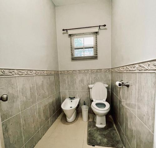 Ένα μπάνιο στο Lovely three bedroom condo with close beach access