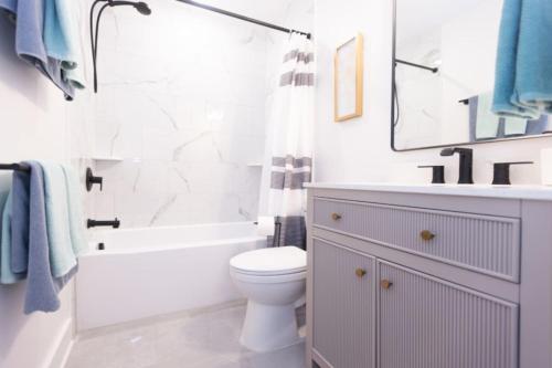 Ένα μπάνιο στο Amazing all new 1fl condo Steps to The Beach