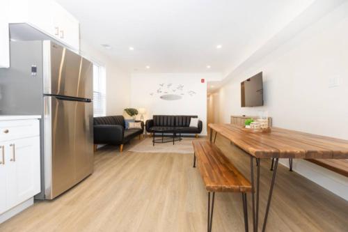 Dapur atau dapur kecil di Amazing all new 1fl condo Steps to The Beach