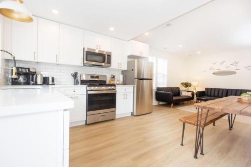 Dapur atau dapur kecil di Amazing all new 1fl condo Steps to The Beach