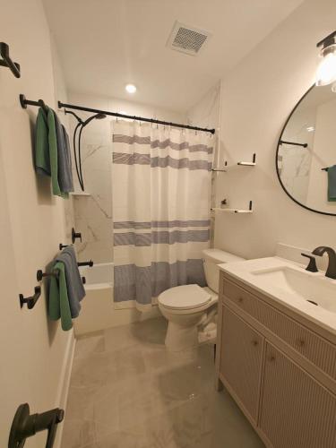 Ένα μπάνιο στο Steps to THE Beach 3 BDR Condo Parking