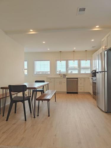 Η κουζίνα ή μικρή κουζίνα στο Steps to THE Beach 3 BDR Condo Parking