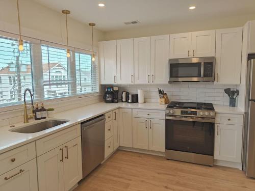 Η κουζίνα ή μικρή κουζίνα στο Steps to THE Beach 3 BDR Condo Parking